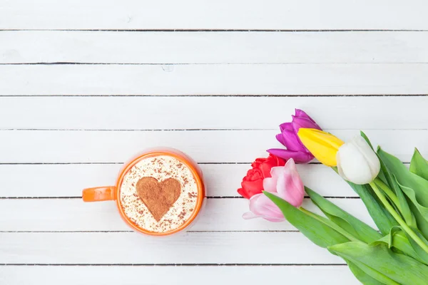 Cappuccino in de buurt van tulpen — Stockfoto