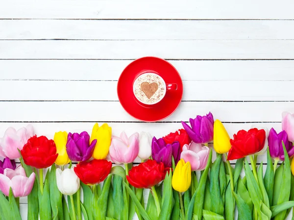 Cappuccino near tulips — Stock Photo, Image