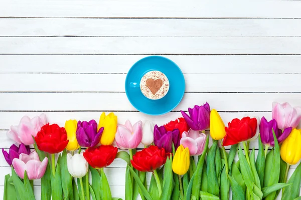 Cappuccino near tulips — Stock Photo, Image