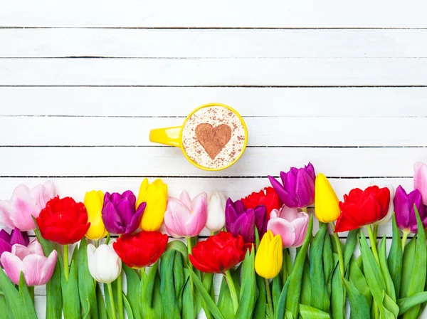 Cappuccino in de buurt van tulpen — Stockfoto