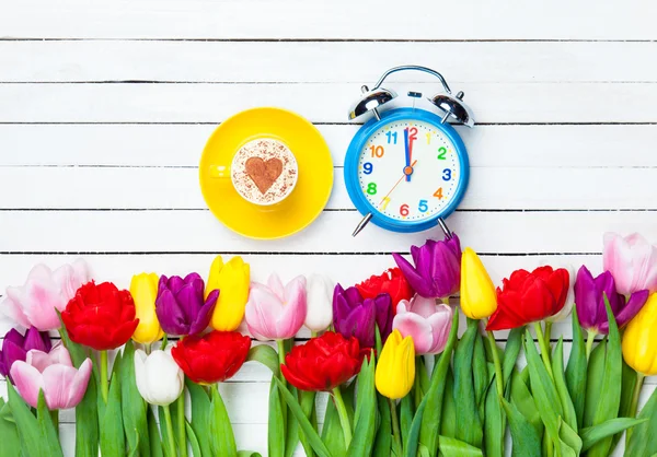 Cappuccino and clock near flowers — Stock Photo, Image