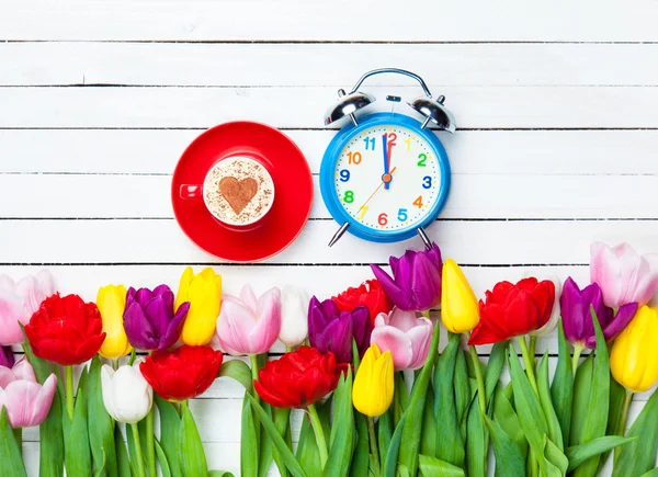 Cappuccino and clock near flowers — Stock Photo, Image