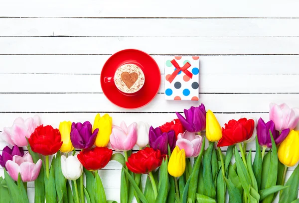 Cappuccino and gift box — Stock Photo, Image