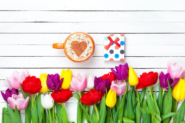 Cappuccino and gift box — Stock Photo, Image