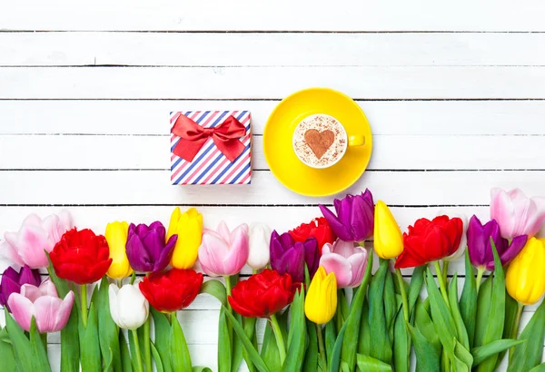 Cappuccino and gift box — Stock Photo, Image