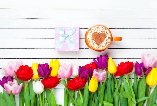 Cappuccino and gift box — Stock Photo, Image