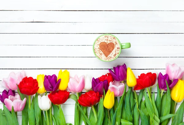 Cappuccino in der Nähe von Blumen — Stockfoto