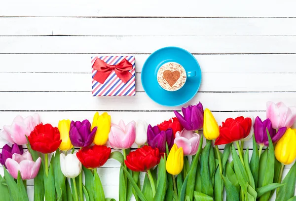 Capuchino y caja de regalo — Foto de Stock