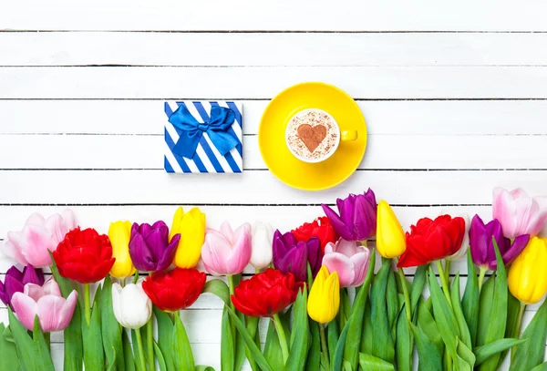 Cappuccino and gift box — Stock Photo, Image