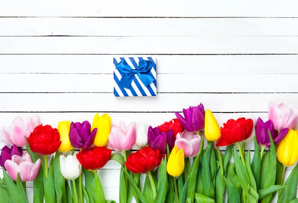 Gift box and tulips — Stock Photo, Image