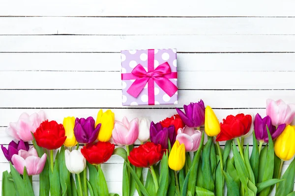 Caja de regalo y tulipanes —  Fotos de Stock