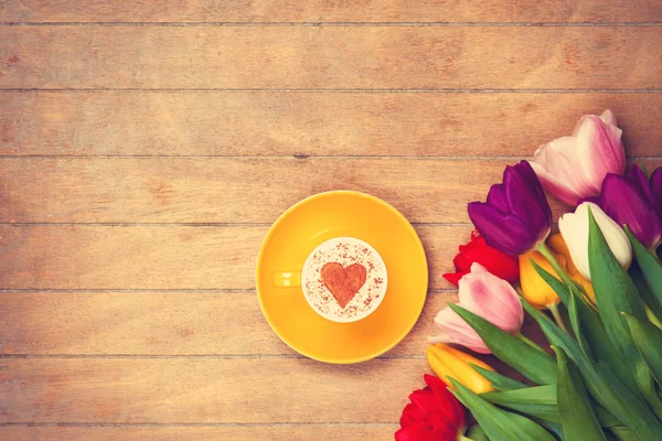 Cappuccino near tulips — Stock Photo, Image