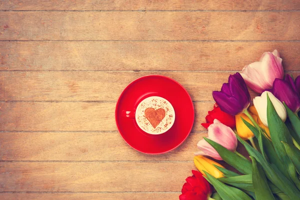 Cappuccino near tulips — Stock Photo, Image