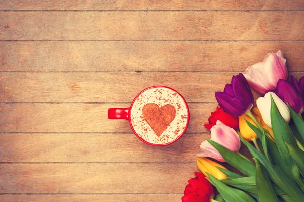 Cappuccino near tulips — Stock Photo, Image