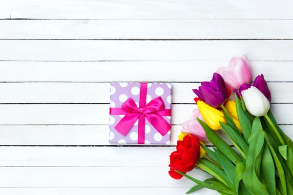 Caja de regalo y tulipanes — Foto de Stock