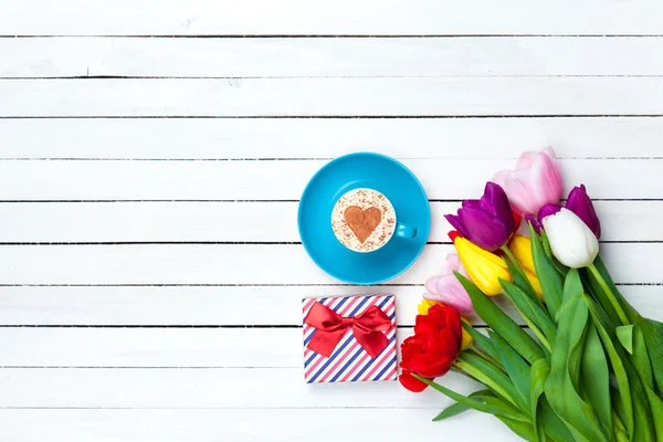 Cappuccino and gift box — Stock Photo, Image