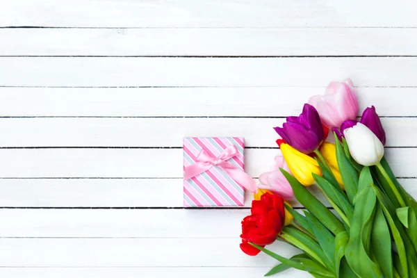 Geschenkbox und Tulpen — Stockfoto