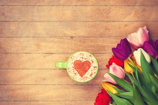 Cappuccino in de buurt van tulpen — Stockfoto