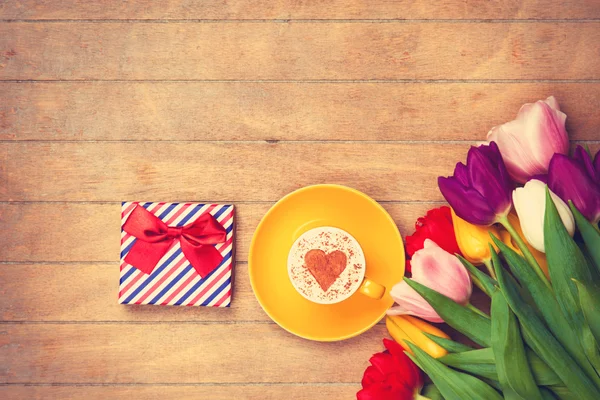 Cappuccino and gift box — Stock Photo, Image