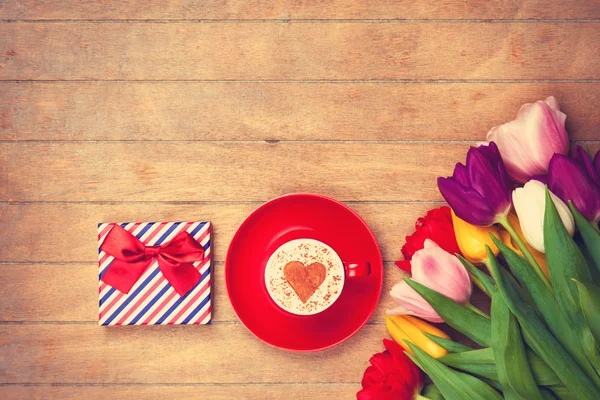 Cappuccino and gift box — Stock Photo, Image