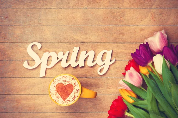 Cappuccino a slovo jaro poblíž květiny — Stock fotografie
