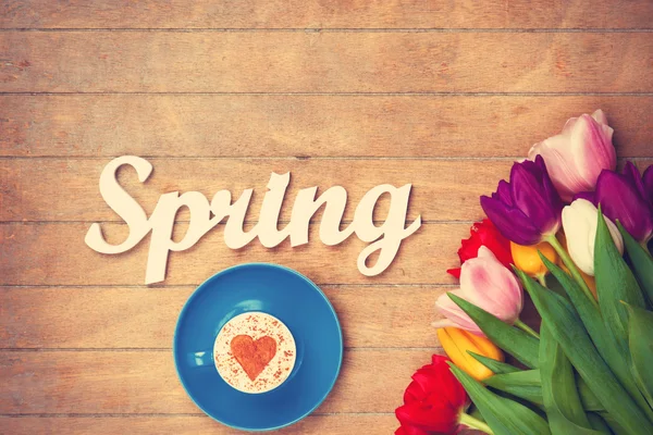 Cappuccino e palavra Primavera perto de flores — Fotografia de Stock
