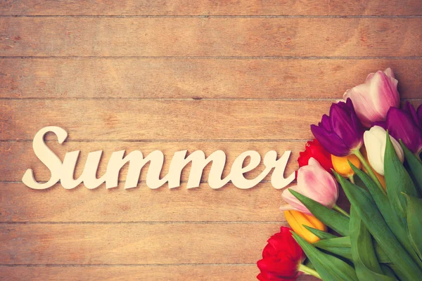 Bukett med tulpaner och ordet sommar — Stockfoto