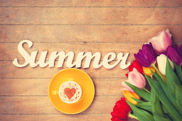 Cappuccino a slovo letní poblíž květiny — Stock fotografie