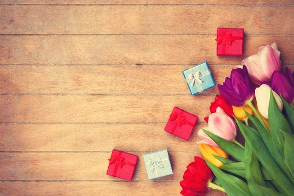 Geschenkdozen en tulpen — Stockfoto