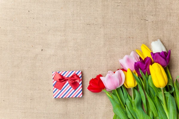 Cadeaudoosje en bloemen — Stockfoto