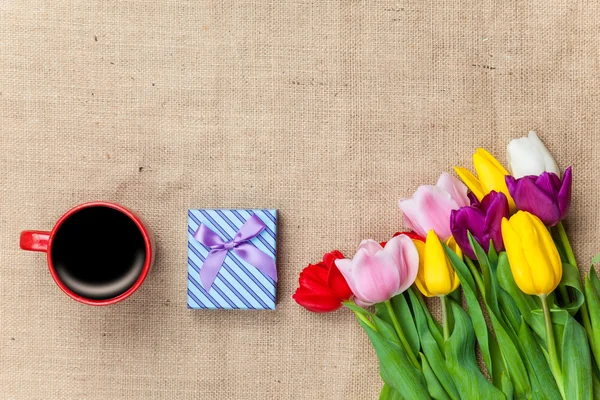 Fincan kahve ve çiçekler ile hediye — Stok fotoğraf