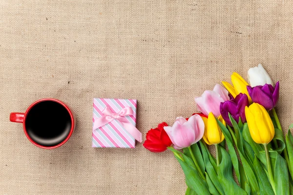 Kopje koffie en cadeau met bloemen — Stockfoto