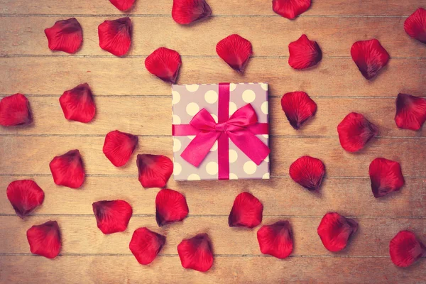Gift box and petals — Stock Photo, Image