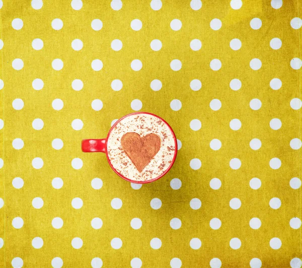 Cappuccino på polka dot bakgrund. — Stockfoto