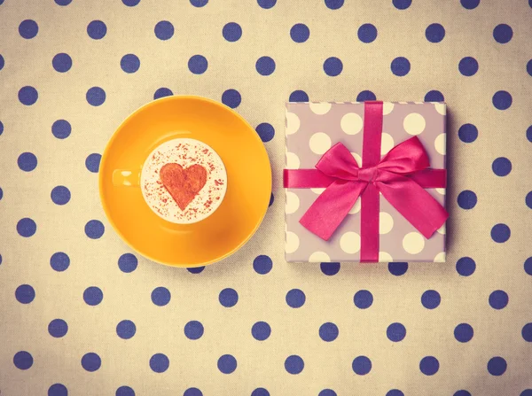 Cappuccino and gift — Stock Photo, Image