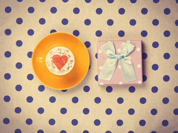 Cappuccino și cadou — Fotografie, imagine de stoc