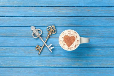 Cappucino bardak kalp şekli sembolü ve iki anahtar ile