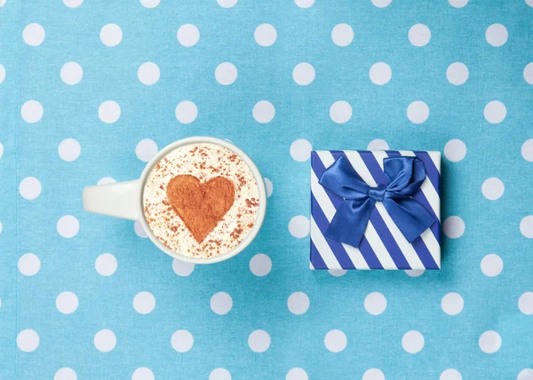 Cappuccino and gift — Stock Photo, Image