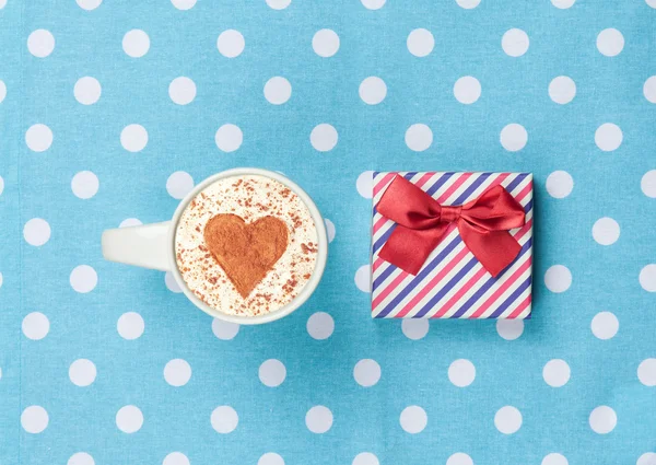 Cappuccino and gift — Stock Photo, Image