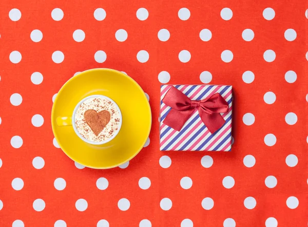 Cappuccino y regalo — Foto de Stock
