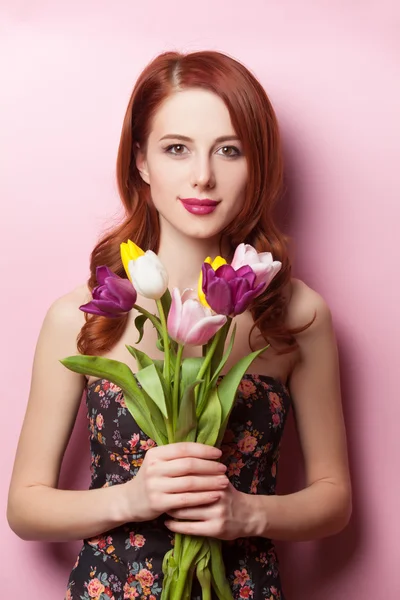 Vacker rödhårig flicka med blommor — Stockfoto