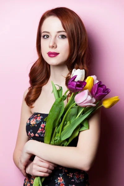 Menina ruiva bonita com flores — Fotografia de Stock