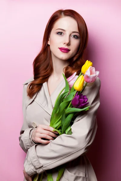 Gyönyörű vörös hajú lány virággal — Stock Fotó