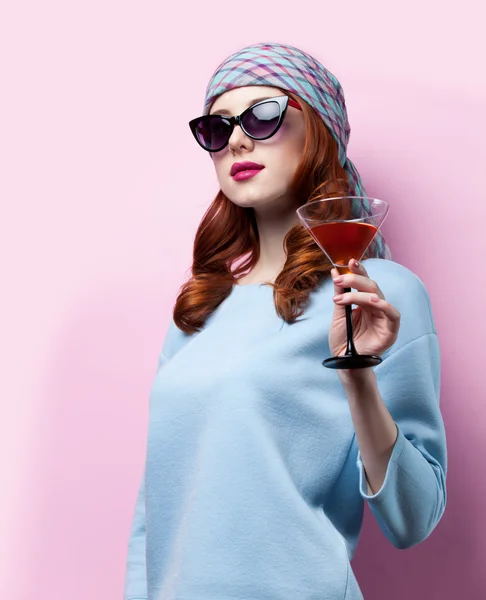 漂亮的红发女郎女孩喝点饮料的肖像 — 图库照片
