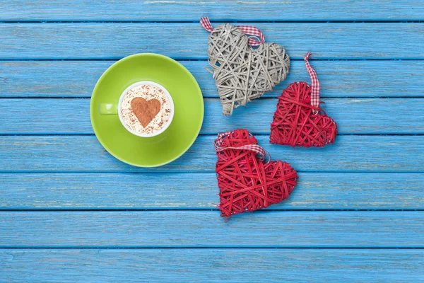 Copa de Cappuccino con símbolo de la forma del corazón y juguetes — Foto de Stock