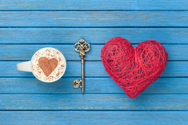 Tasse Cappuccino mit Herzsymbol, Schlüssel und Spielzeug — Stockfoto