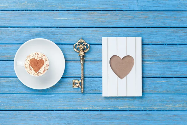 Cappuccino, klíč a foto rámeček — Stock fotografie
