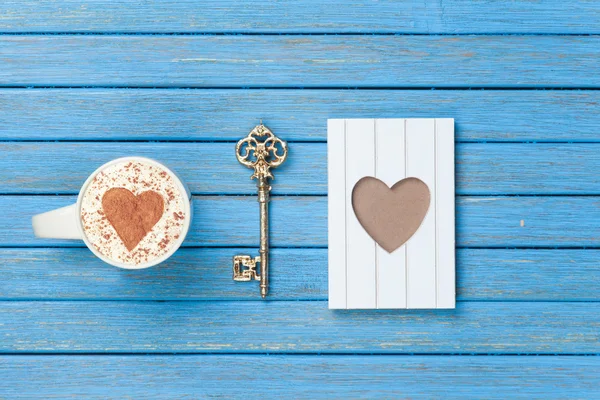 Cappuccino, key and photo frame — Stock Photo, Image