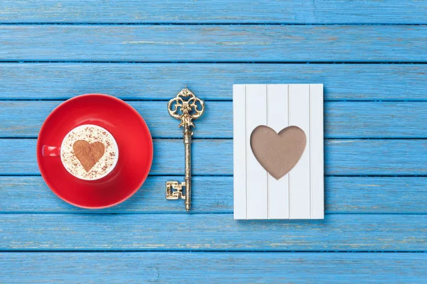 Cappuccino, nyckel och photo frame — Stockfoto