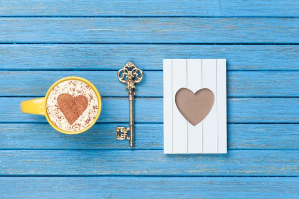 Cappuccino, key and photo frame — Stock Photo, Image